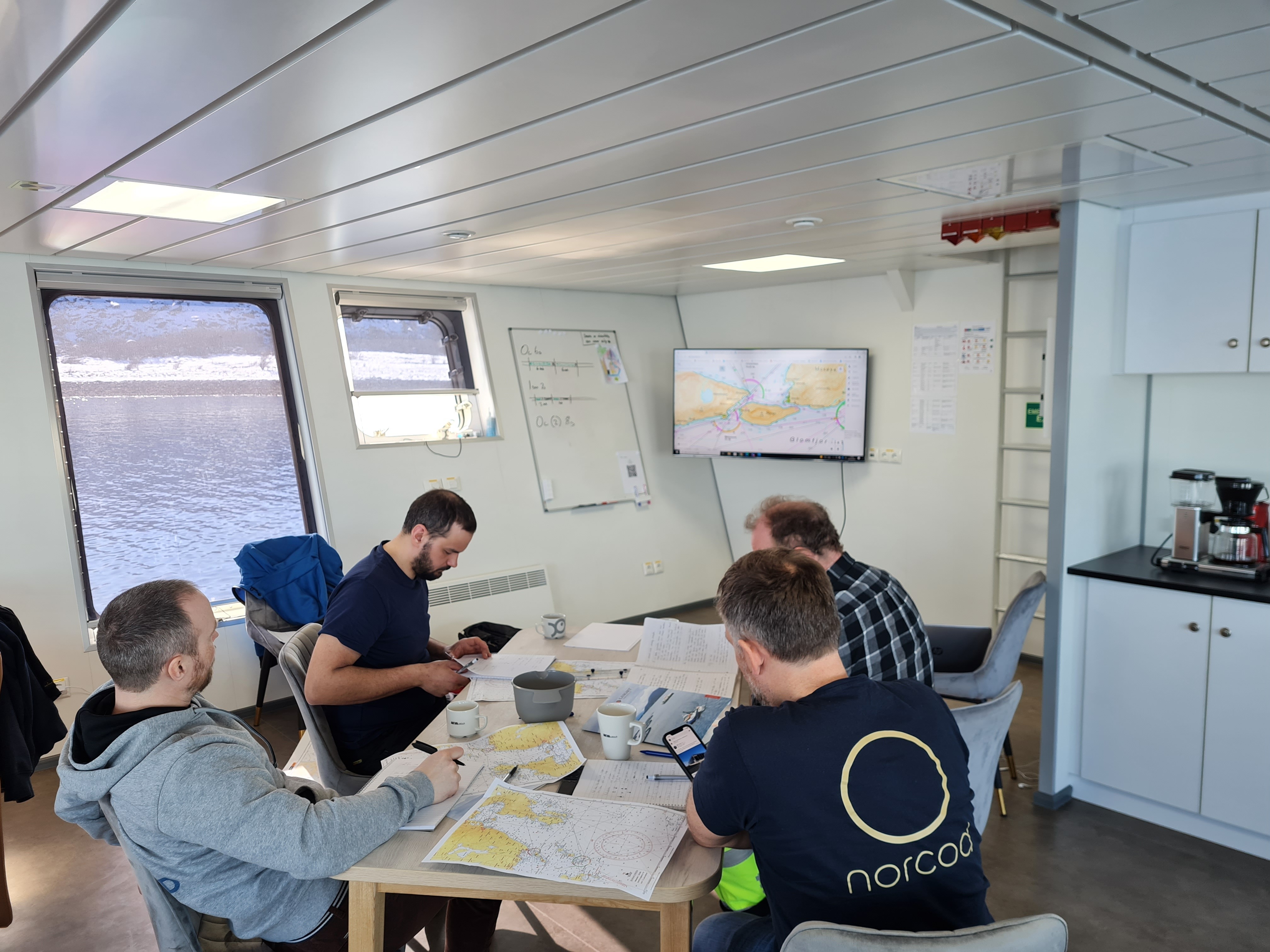 Torskeoppdrettsselskapet Norcod er ett av selskapene som har fått opplæring regi av Langset Maritime, og de fast ansatte driftsteknikerne har nå kompetansesertifikat Dekksoffiser klasse 6. Langset Maritime holdt kursene ved anleggene i Meløy og Frøya. Torskeoppdrettsselskapet Norcod er ett av selskapene som har fått opplæring regi av Langset Maritime, og de fast ansatte driftsteknikerne har nå kompetansesertifikat Dekksoffiser klasse 6. Langset Maritime holdt kursene ved anleggene i Meløy og Frøya.