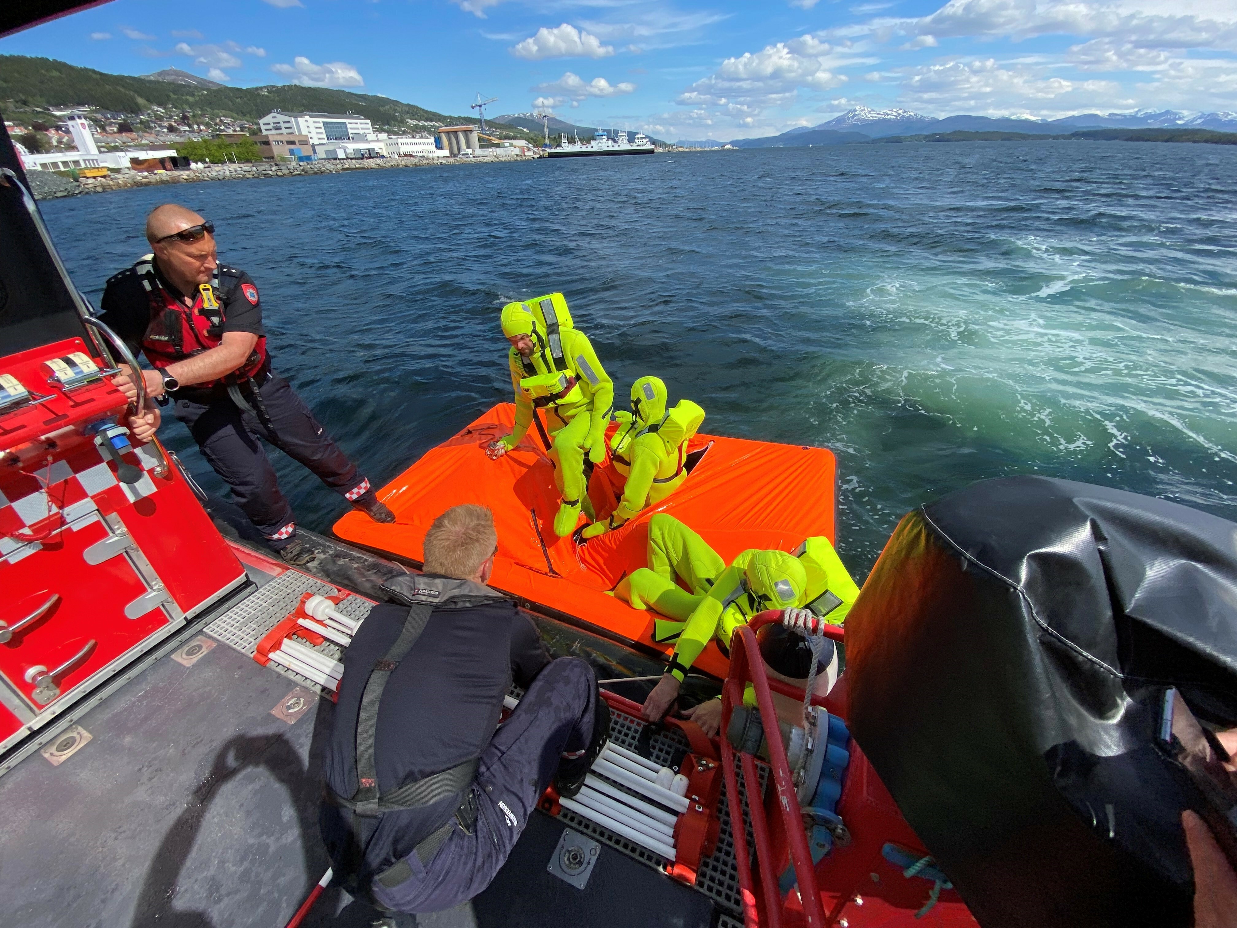 Mannskap fra Nordmøre og Romsdal Brann og redning IKS fikk blant annet praktisk trening på maritim sikkerhet da de tok kurs i regi av Langset Maritime. Mannskap fra Nordmøre og Romsdal Brann og redning IKS fikk blant annet praktisk trening på maritim sikkerhet da de tok kurs i regi av Langset Maritime.