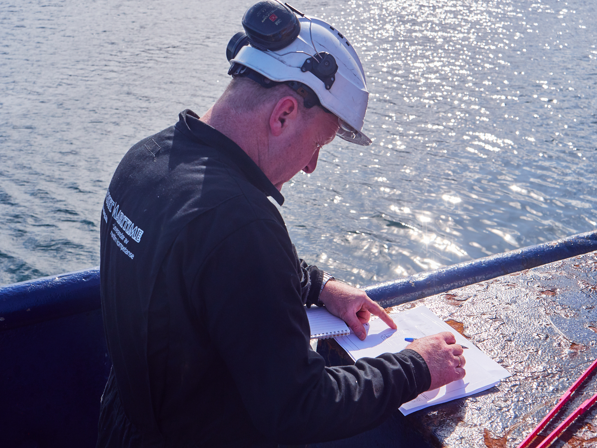 Pål Arne Vikhals er maritim inspektør i Langset Maritime, og utfører kontroll på båter slik at de kan sertifiseres. Langset Maritime kan kontrollere båter opp til 15 meter.