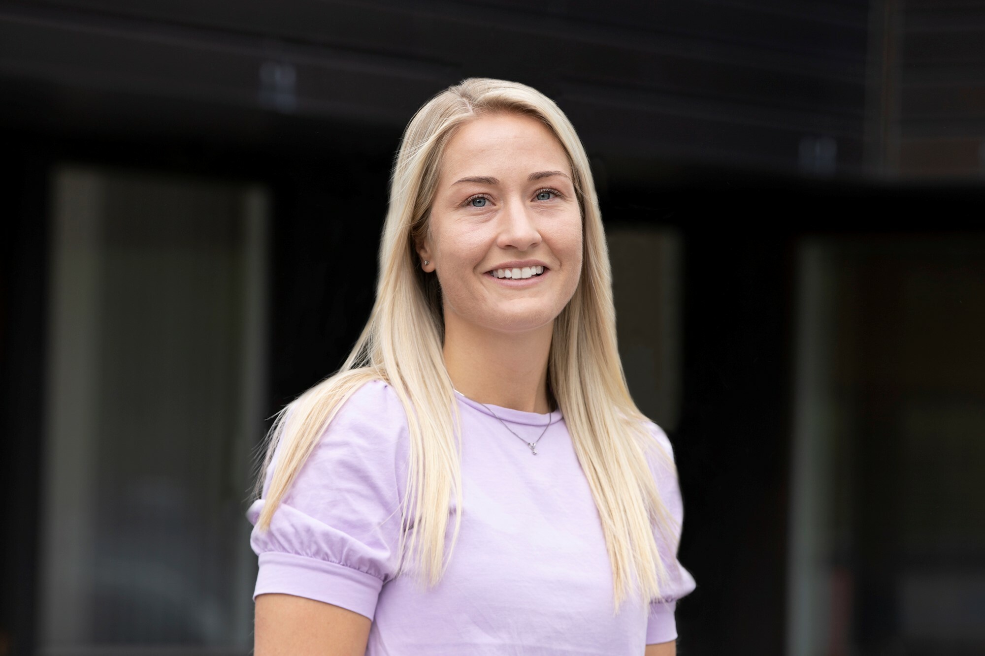 Anette Moen Lønset er kursansvarlig for kurs som ligger under sjøfartsdirektoratets ansvarsområde. Hun har utdannelse fra forsvaret innen kontor og administrasjon. 31-åringen er kursleder i Langset Maritime, og har jobbet i Langsetkonsernet i 9 år. – Jeg trives kjempegodt i jobben. Arbeidsdagen er variert med spennende oppgaver. Det høye kompetansenivået i Langset Maritime bidrar til at jeg får utviklet meg faglig. Anette Moen Lønset er kursansvarlig for kurs som ligger under sjøfartsdirektoratets ansvarsområde. Hun har utdannelse fra forsvaret innen kontor og administrasjon. 31-åringen er kursleder i Langset Maritime, og har jobbet i Langsetkonsernet i 9 år. – Jeg trives kjempegodt i jobben. Arbeidsdagen er variert med spennende oppgaver. Det høye kompetansenivået i Langset Maritime bidrar til at jeg får utviklet meg faglig.